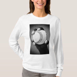 T-shirt baseball en main