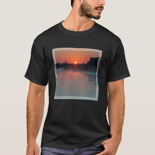 T-shirt Bateau au lever du soleil sur la rivière