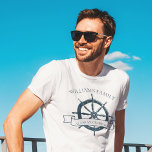 T-shirt Bateau de croisière familiale sur mesure Vacances<br><div class="desc">Chic t-shirt vacances d'été personnalisé pour votre croisière sur la mer avec un volant bleu marine. Ce design sur le thème nautique est parfait pour les tee - shirts de réunion de famille en accord avec classe pour commémorer le voyage spécial. Personnalisez avec votre nom de famille et votre année....</div>