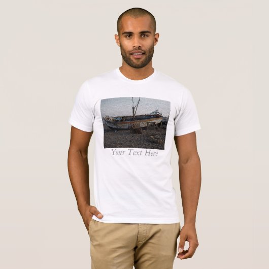 T-shirt bateau sur la plage de galets pots de homard gravé (Devant entier)