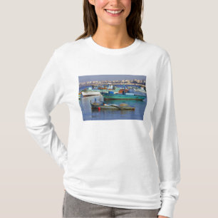 T-shirt Bateaux de pêche colorés dans le port de