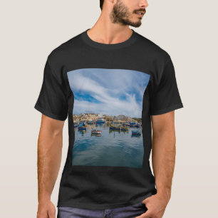 T-shirt Bateaux de pêche traditionnels colorés dans le por