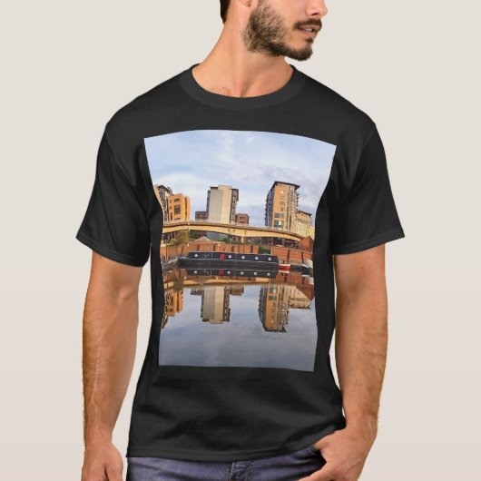 T-shirt Bâtiments et réflexion de bateau (Devant)