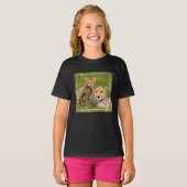 T-shirt Bébé guépard et parent dans l'herbe (Devant entier)