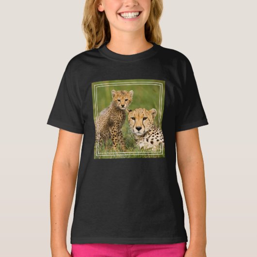 T-shirt Bébé guépard et parent dans l'herbe (Devant)