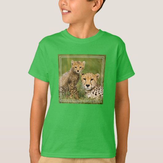 T-shirt Bébé guépard et parent dans l'herbe (Devant)