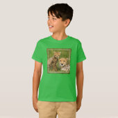 T-shirt Bébé guépard et parent dans l'herbe (Devant entier)