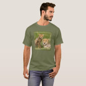 T-shirt Bébé guépard et parent dans l'herbe (Devant entier)