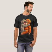 T-shirt Bébé macaque serrant un mignon singe en peluche (Devant entier)