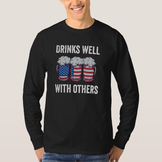 T-shirt Beer Drinks Well With Others American Flag Distres (Devant)