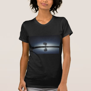 T-shirt Bel arbre solitaire reflété dans le lac la nuit