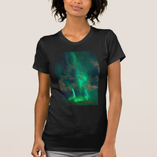 T-shirt Belles lumières du nord vertes avec des nuages