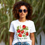 T-shirt Berry amoureux fraise de fruits d'été<br><div class="desc">Berry in love t-shirt fraise de fruits d'été,  t-shirt à thème fraise de jardin d'été</div>