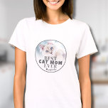 T-shirt Best Cat Mom Pet Photo<br><div class="desc">Meilleur Chat Personnalisé Maman Jamais Custom Photo Shirt. Célébrez le lien spécial entre une maman chatte et son chaton bien-aimée avec cette chemise "Best Cat Mom Ever", parfaite pour tout amoureux des chats. Doté d'une typographie moderne et audacieuse sur un arrière - plan doux à l'ombre blanche, cette chemise combine...</div>