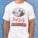 T-shirt Best Papa Red Modern Script Family Photo<br><div class="desc">Meilleur Papa Rouge Script Moderne Famille Photo T-Shirt. Scénario tendance Best Dad,  un modèle photo dans un cadre ovale et rayures rouges et noires - ajoutez votre photo préférée au modèle et faites ce cadeau unique pour un père,  un nouveau père ou un grand-père.</div>