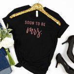 T-shirt Bientôt être Mme Bachelorette Mariée T Chemise<br><div class="desc">Bientôt être Mme Bachelorette Mariée T Chemise. Texte simple et amusant qui est très agréable à porter à une fête de bachelorette avec chemises de groupe assorties.</div>