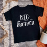 T-shirt Big Brother | Famille de frères jumelés<br><div class="desc">Vêtements imprimés sur mesure personnalisés avec le graphique "Big Brother" dans les polices modernes tendance avec un design boho flèche. Parfait pour une photo de grossesse ou un cadeau pour les frères et soeurs plus âgés quand le nouveau bébé arrive! Utilisez les outils de conception pour modifier les couleurs ou...</div>