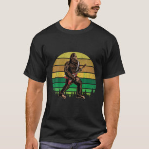 T-shirt Bigfoot Jouant Un Rock De Guitare Électrique Sur S