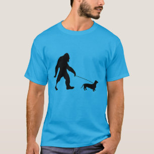 T-shirt Bigfoot marchant son chien
