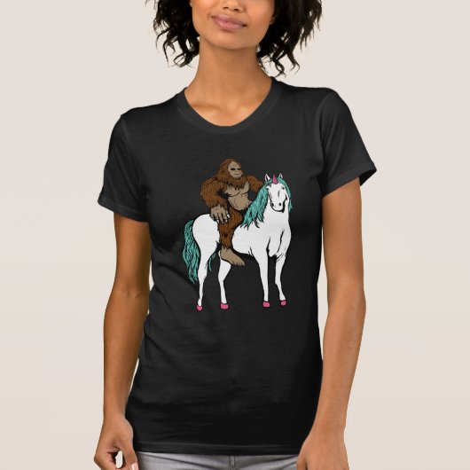 T-shirt Bigfoot montant une licorne (Devant)
