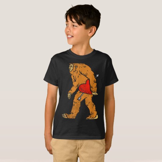T-shirt Bigfoot Sasquatch Heart With Arrow Funny Valentine (Devant entier)