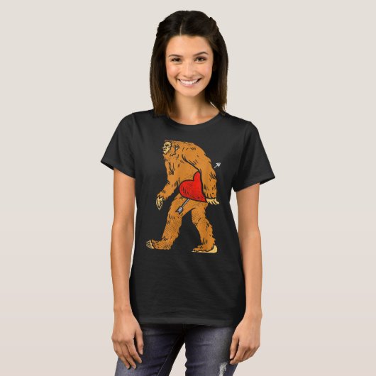 T-shirt Bigfoot Sasquatch Heart With Arrow Funny Valentine (Devant entier)