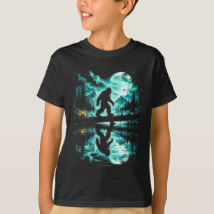 T-shirt Bigfoot traversant le reflet des arbres de la forê