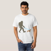 T-shirt Bigfoot Walking Dachshund Sasquatch Doxie Chig Cad (Devant entier)