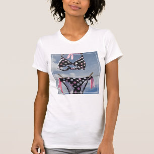 T-shirt Bikini accrochant sur une corde à linge