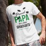 T-shirt Black Green Proud Papa 2024 Diplômé<br><div class="desc">Jouer avec fierté du succès de vos réalisations enfants! Montrez-leur ensuite combien vous êtes fier de ces t-shirts de cérémonie de remise de diplômes personnalisés avec des casquettes en mortier en chute, le texte "papa fier d'un diplômé de 2024", le nom du grade, et la couleur verte pour représenter leurs...</div>