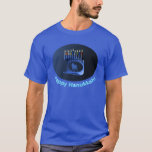 T-shirt Bleu brillant Chanukkah Menorah<br><div class="desc">Une menorah moderne,  métallique,  bleue de Chanukkah,  avec un lion en silhouette,  contre un arrière - plan sombre et nocturne. Les neuf bougies sont allumées. Le texte hébreu "Chag Chanukkah Sameach" (Hanoukka heureuse) apparaît également en bleu et blanc éclatant.</div>