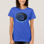 T-shirt Bleu brillant Chanukkah Menorah<br><div class="desc">Une menorah moderne,  métallique,  bleue de Chanukkah,  avec un lion en silhouette,  contre un arrière - plan sombre et nocturne. Les neuf bougies sont allumées. Le texte hébreu "Chag Chanukkah Sameach" (Hanoukka heureuse) apparaît également en bleu et blanc éclatant.</div>