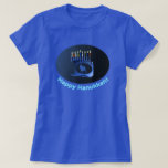 T-shirt Bleu brillant Chanukkah Menorah<br><div class="desc">Une menorah moderne,  métallique,  bleue de Chanukkah,  avec un lion en silhouette,  contre un arrière - plan sombre et nocturne. Les neuf bougies sont allumées. Le texte hébreu "Chag Chanukkah Sameach" (Hanoukka heureuse) apparaît également en bleu et blanc éclatant.</div>