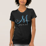 T-shirt bleu et blanc de faire-part de mariage de<br><div class="desc">T-shirt élégant de faire-part de mariage de monogramme. Petite mais élégante manière de documenter votre mariage avec votre initiale,  noms et date dans en haut à gauche le faisant le coin de la chemise. Vous pouvez sélectionner les couleurs et naturellement pour customiser avec vos informations personnelles.</div>