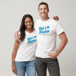 T-shirt Bleu Pickleball Pickle Texte personnalisé<br><div class="desc">T-shirts Super cool Pickleball avec un pickleball bleu,  "Let's Pickle" dans une police amusante et votre texte personnalisé. Ajoutez un nom,  un nom de club de pickleball,  un dicton amusant,  etc. S'ajoute parfaitement à n'importe quelle fête de pickleball,  tournoi ou événement.</div>
