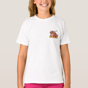 T-shirt Bœuf de dessin animé endormi sur un lit de foin po