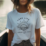 T-shirt Boho moderne minimaliste à vie de lac personnalisé<br><div class="desc">Vibes du lac Boho ! Portez la magie du coucher de soleil de la ville avec nos t-shirts uniques à vous. Personnalisé,  moderne et parfait pour vos vacances au lac. 🌅 👜 #LakeLifeStyle #BohoChic</div>