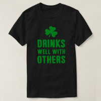 Boire bien avec d'autres St. Patrick's Day Tee
