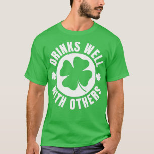 T-shirt Boissons bien avec d'autres Jour de la Saint Patri