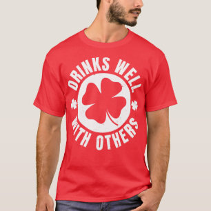 T-shirt Boissons bien avec d'autres Jour de la Saint Patri