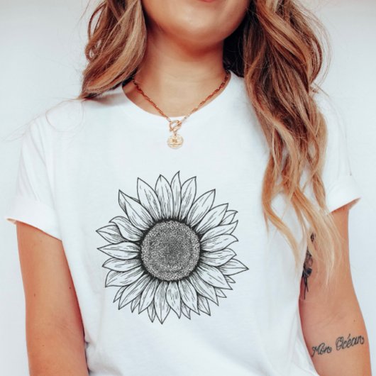 T-shirt Bold Daisy Line Art; Simple Summer Flower 