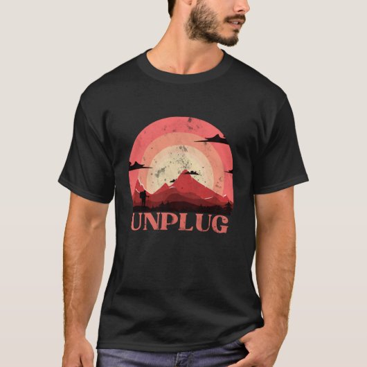 T-shirt Bold Vintage Hiking Apparel Unplug Distressed (Devant)