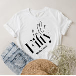 T-shirt Bonjour cinquante moderne minimaliste élégant 50e<br><div class="desc">Bonjour cinquante moderne typographie minimaliste simple noir et blanc déco de fête du 50e anniversaire de remerciement bouteille de vin étiquette. Une collection contemporaine.</div>
