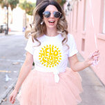 T-shirt Bonjour Sunshine Lettrer Jaune Sun Design de texte<br><div class="desc">Voulez-vous étendre le soleil ? Laissez un sourire sur le visage de quelqu'un et faites-les sentir spécial avec cette lettre originale Hello Sunshine design avec du texte jaune en forme de soleil. Que vous soyez à la recherche d'un tee-shirt graphique amusant ou mignon, ce t-shirt est parfait pour n'importe quel...</div>