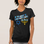 T-shirt Bonne Hanoukka<br><div class="desc">Heureux texte Hanoukka avec une menorah,  Star of David et deux dreidels. Couleurs bleu,  blanc et jaune.</div>