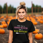 T-shirt Bonne sorcière ou une mauvaise sorcière Citation f<br><div class="desc">Le graphisme féminin Halloween design tee - shirt comprend la citation "Es-tu une bonne sorcière ou une mauvaise sorcière ?" design typographique en couleurs blanches,  roses et jaunes vertes avec l'accent broomstick de la sorcière.</div>