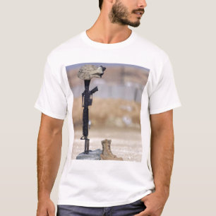 T-shirt Bottes, fusil, étiquettes de chien, et casque