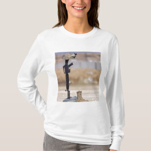 T-shirt Bottes, fusils, étiquettes de chien et casque de p