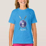 T-shirt Bouclier Maccabee Et Paroles<br><div class="desc">Représentation d'un bouclier de Maccabee et de deux lances. Le bouclier est orné d'un lion et d'un texte lisant "Yisrael" (Israël) dans l'alphabet paléo-hébreu. "Maccabee" apparaît aussi en hébreu moderne. Les Maccabées étaient des rebelles juifs qui ont libéré la Judée du joug de l'Empire seleucide. Chanukkah n'est pas seulement un...</div>