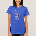 T-shirt Bouclier Maccabee Et Paroles<br><div class="desc">Représentation d'un bouclier de Maccabee et de deux lances. Le bouclier est orné d'un lion et d'un texte lisant "Yisrael" (Israël) dans l'alphabet paléo-hébreu. "Maccabee" apparaît aussi en hébreu moderne. Les Maccabées étaient des rebelles juifs qui ont libéré la Judée du joug de l'Empire seleucide. Chanukkah n'est pas seulement un...</div>